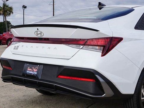 Used 2025 Hyundai Elantra Sport image 5