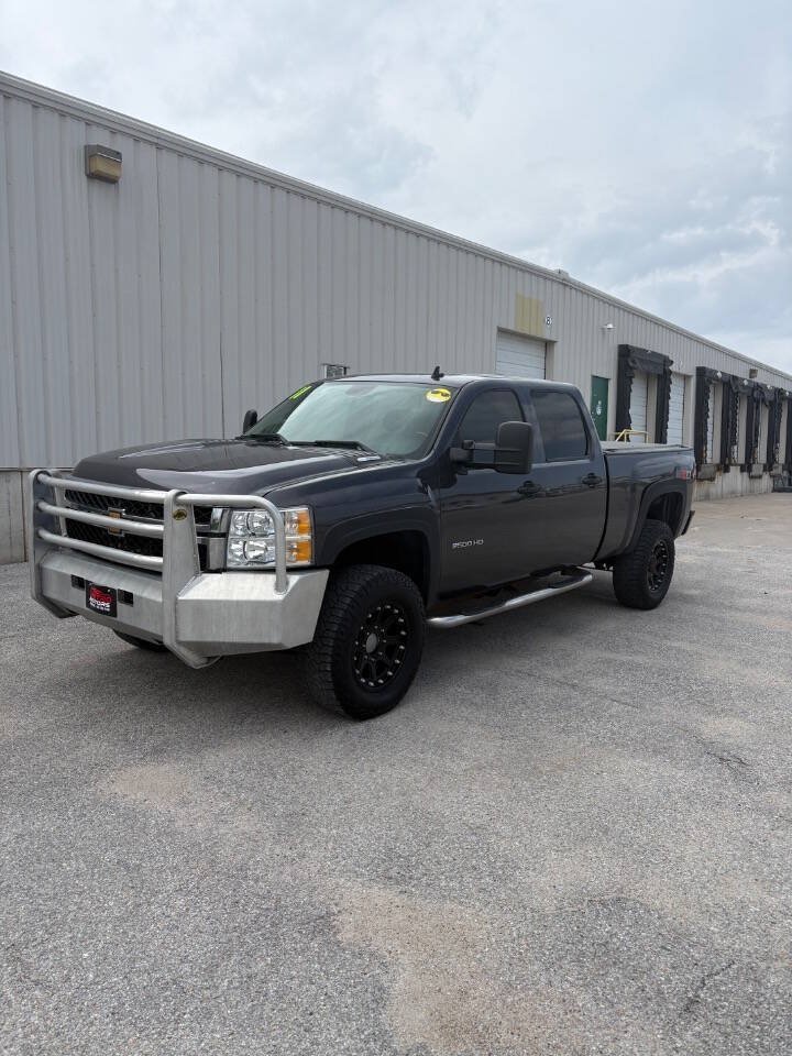 Used 2011 Chevrolet Silverado 2500 LT AWD/4WD image 3