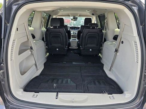 Used 2023 Chrysler Pacifica Touring-L FWD image 15