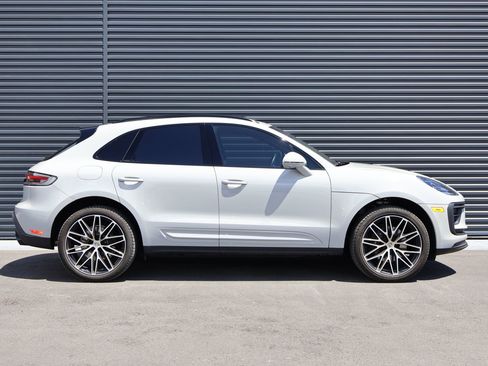 Certified 2024 Porsche Macan AWD/4WD image 8