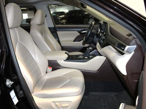 Used 2020 Toyota Highlander XLE AWD/4WD image 31