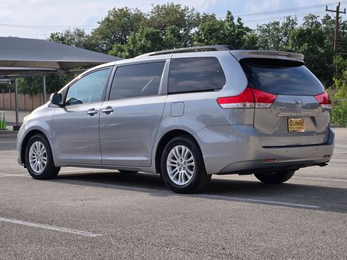 Used 2013 Toyota Sienna XLE w/ Entertainment Pkg FWD image 6
