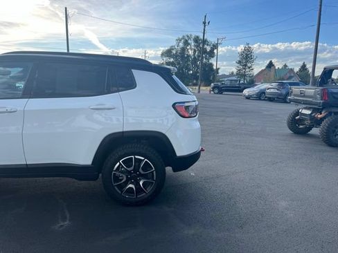Used 2025 Jeep Compass Trailhawk AWD/4WD image 6