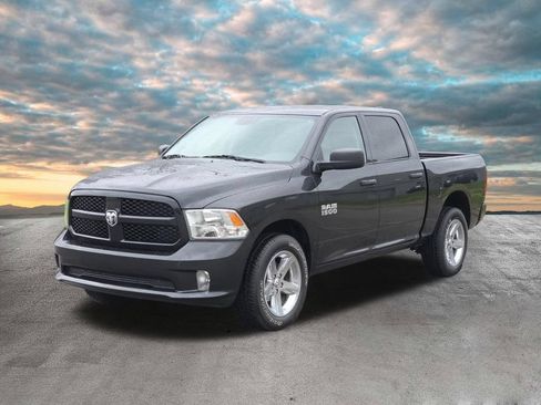 Used 2017 RAM 1500 Express AWD/4WD image 4