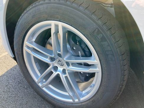 Used 2025 Porsche Macan AWD/4WD image 14