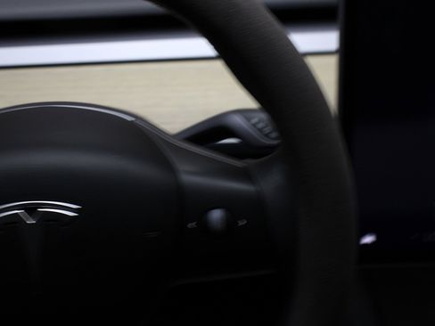 Used 2023 Tesla Model 3 Standard Range image 25