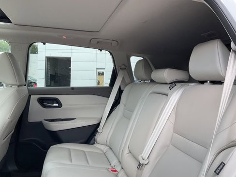 Used 2023 Nissan Rogue SV w/ SV Premium Package image 11