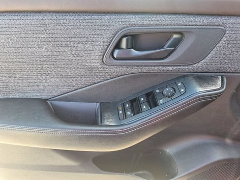Used 2022 Nissan Rogue S FWD image 11