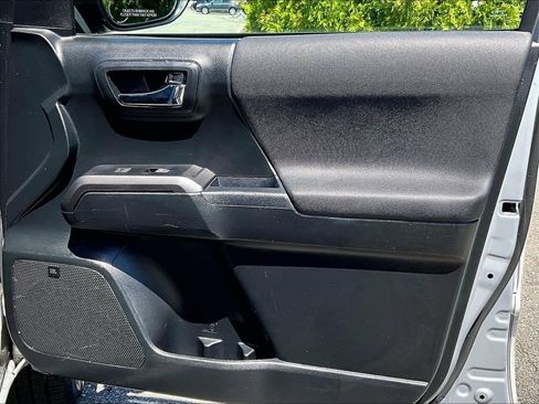 Used 2019 Toyota Tacoma TRD Sport w/ TRD Premium Sport Package AWD/4WD image 12