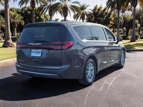 Used 2023 Chrysler Pacifica Touring-L FWD image 5