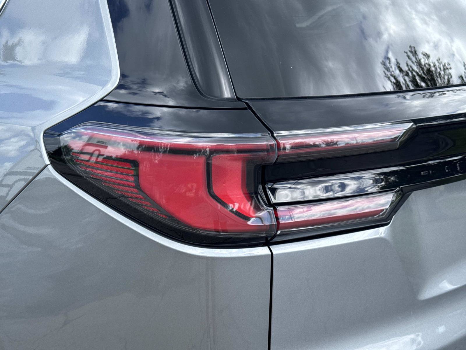 Used 2026 GMC Acadia Elevation w/ Elevation Premium Package FWD image 11