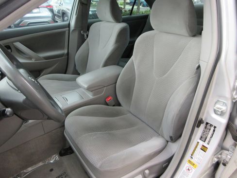 Used 2010 Toyota Camry LE FWD image 28