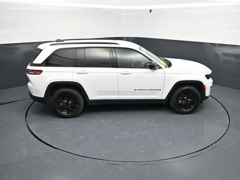 Used 2025 Jeep Grand Cherokee Altitude AWD/4WD image 42