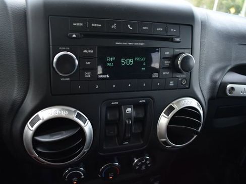 Used 2017 Jeep Wrangler Unlimited Sahara w/ Connectivity Group AWD/4WD image 12