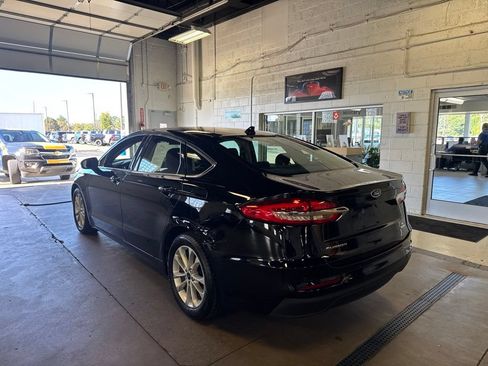 Used 2020 Ford Fusion SE FWD image 2