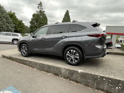 Certified 2025 Toyota Highlander XLE AWD/4WD image 6
