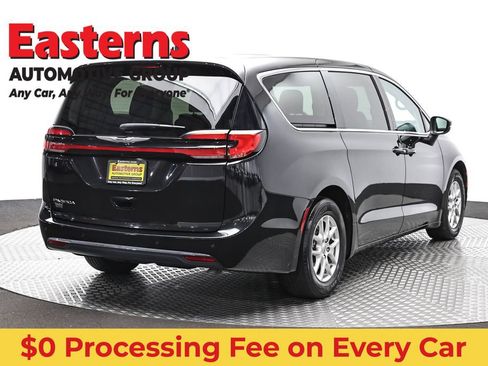 Used 2023 Chrysler Pacifica Touring-L FWD image 5