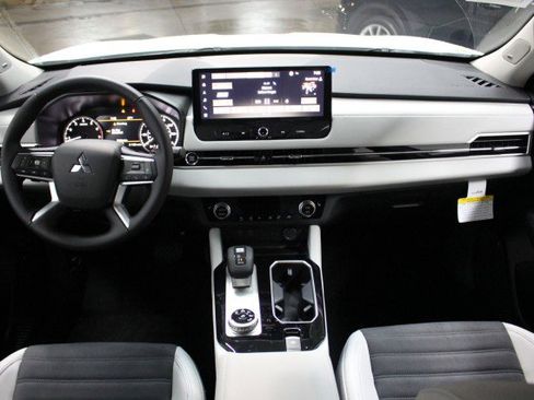 New 2025 Mitsubishi Outlander SE image 20