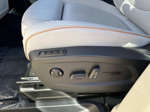 Used 2025 Volkswagen ID. Buzz 1st Edition image 24