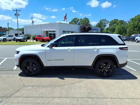 Used 2025 Jeep Grand Cherokee Limited w/ Luxury Tech Group II AWD/4WD image 2