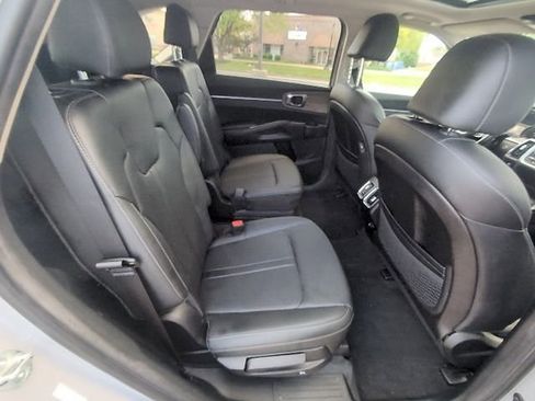 Used 2023 Kia Sorento EX w/ Panoramic Sunroof Package FWD image 4