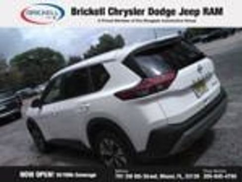 Used 2023 Nissan Rogue SV image 3