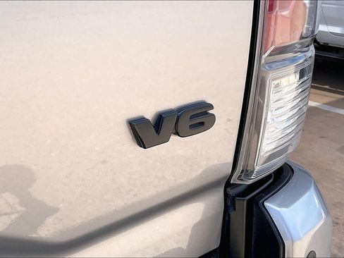 Used 2021 Toyota Tacoma TRD Off-Road w/ Technology Package AWD/4WD image 11