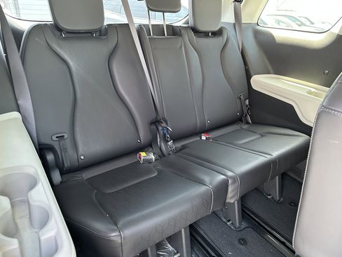 Used 2024 Kia Carnival LX FWD image 18