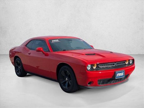Used 2016 Dodge Challenger SXT image 3