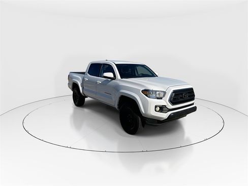 Used 2022 Toyota Tacoma SR5 w/ Technology Package image 2