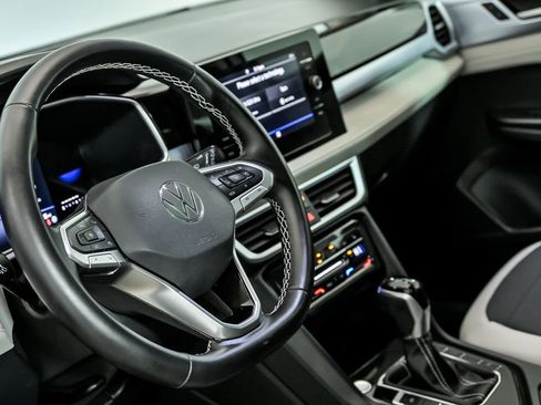 Used 2025 Volkswagen Taos SE w/ Panoramic Sunroof Package image 15