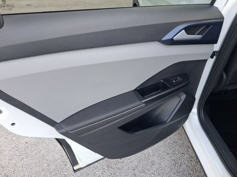 Certified 2024 Volkswagen Taos SE w/ Panoramic Sunroof Package FWD image 11