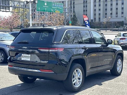 Used 2023 Jeep Grand Cherokee Laredo image 2