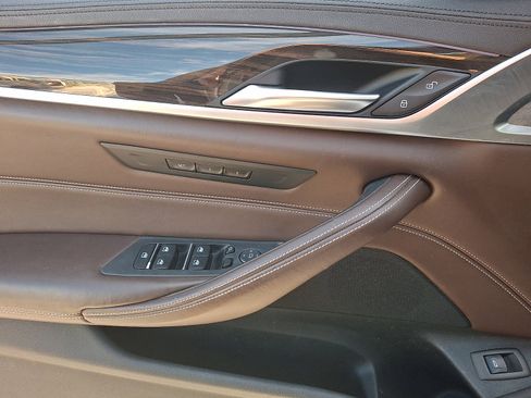 Used 2018 BMW 530i xDrive image 12