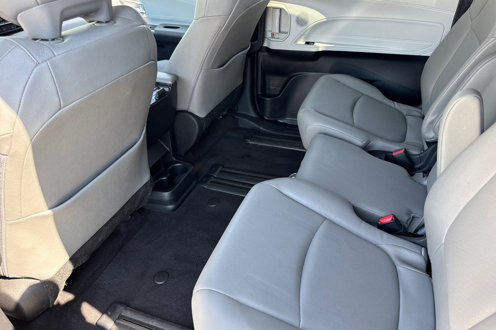 Used 2025 Toyota Sienna XLE FWD image 24