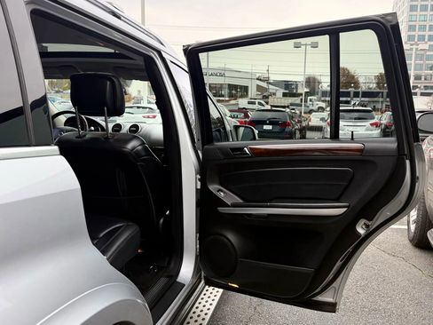 Used 2010 Mercedes-Benz GL 550 4MATIC image 32