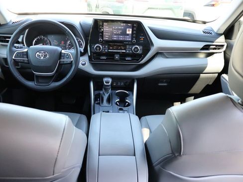 Used 2022 Toyota Highlander XLE FWD image 14