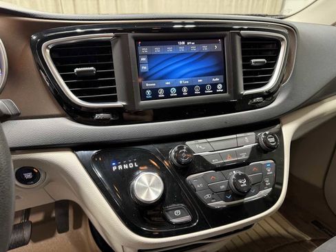 Used 2018 Chrysler Pacifica L image 12