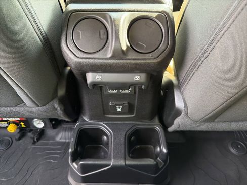Used 2020 Jeep Gladiator Overland AWD/4WD image 23
