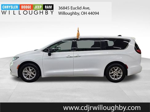 Used 2024 Chrysler Pacifica Touring-L image 5