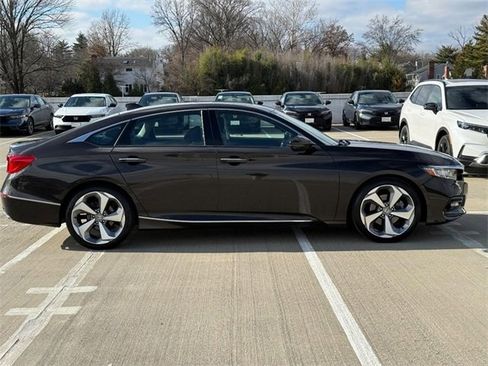 Used 2018 Honda Accord Touring image 2