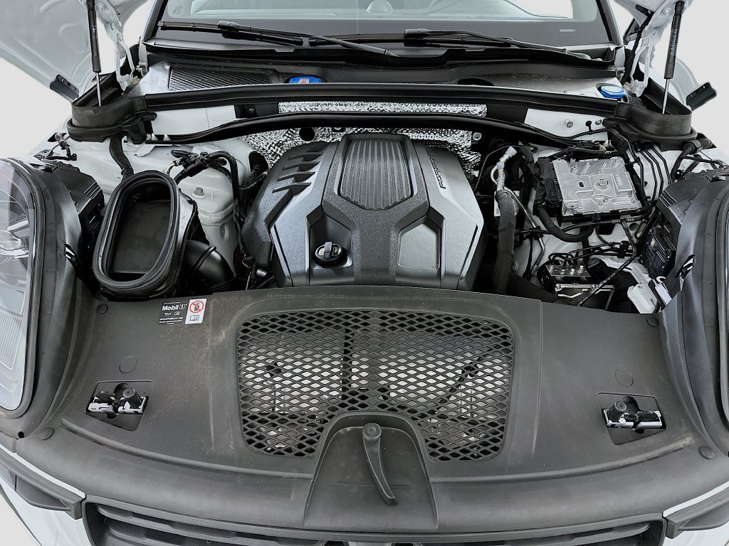 Certified 2025 Porsche Macan AWD/4WD image 32