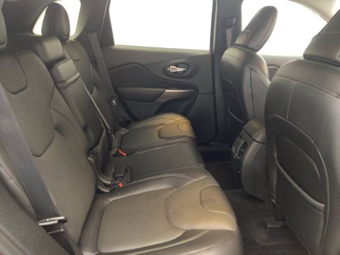Used 2019 Jeep Cherokee Limited w/ Luxury Group FWD image 19
