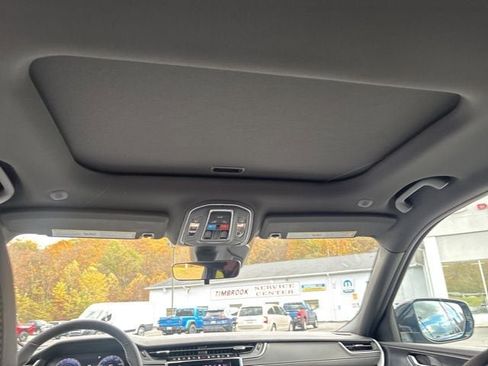 New 2025 Jeep Grand Cherokee Altitude image 17