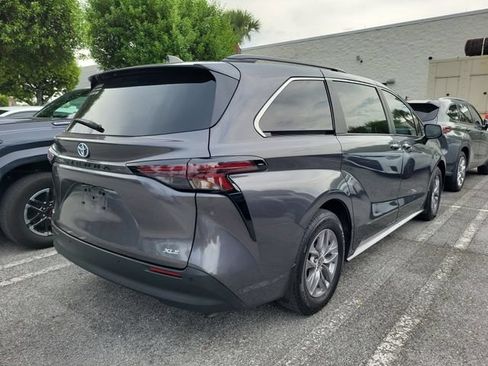 Used 2025 Toyota Sienna XLE FWD image 3