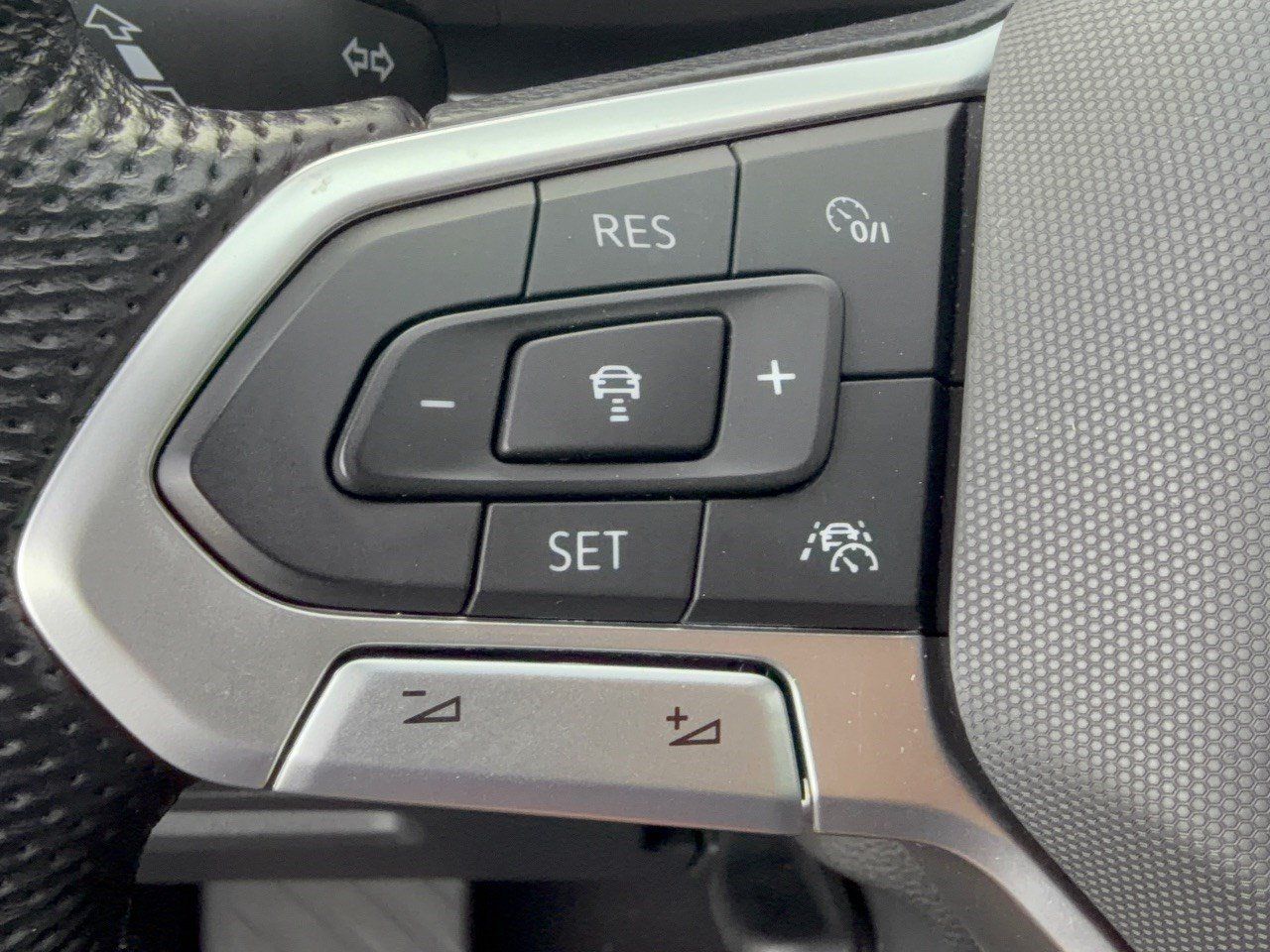 Certified 2023 Volkswagen Atlas Cross Sport SEL Premium R-Line AWD/4WD image 18