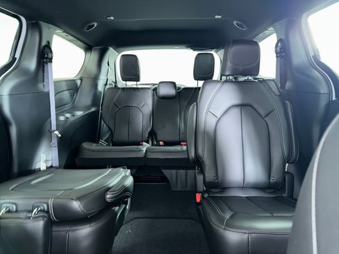 New 2026 Chrysler Pacifica Select image 5