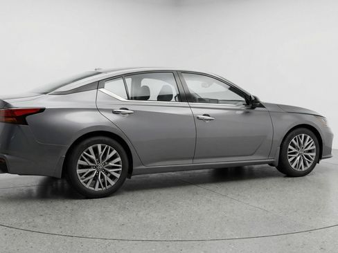 Used 2025 Nissan Altima 2.5 SV image 9