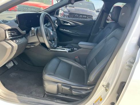Used 2024 Buick Envista Sport Touring w/ Advanced Safety Package FWD image 9