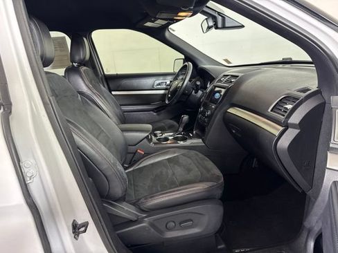 Certified 2019 Ford Explorer XLT w/ Equipment Group 202A AWD/4WD image 4